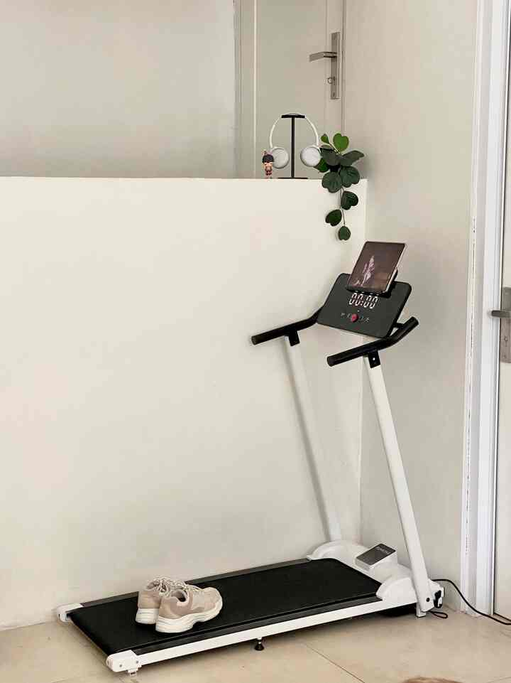 treadmill ini bagus, murah, dan cantik banget untuk Home Gym kamu! salah satu keuntungan punya ruangan untuk olahraga di rumah adalah we’re able to personalized it :) put your favorite decorative item close to the work out tools to motivate you.
#HomeGymRoomDecor #HomeGymRoomIdeas #HomeGymRoomInspiration