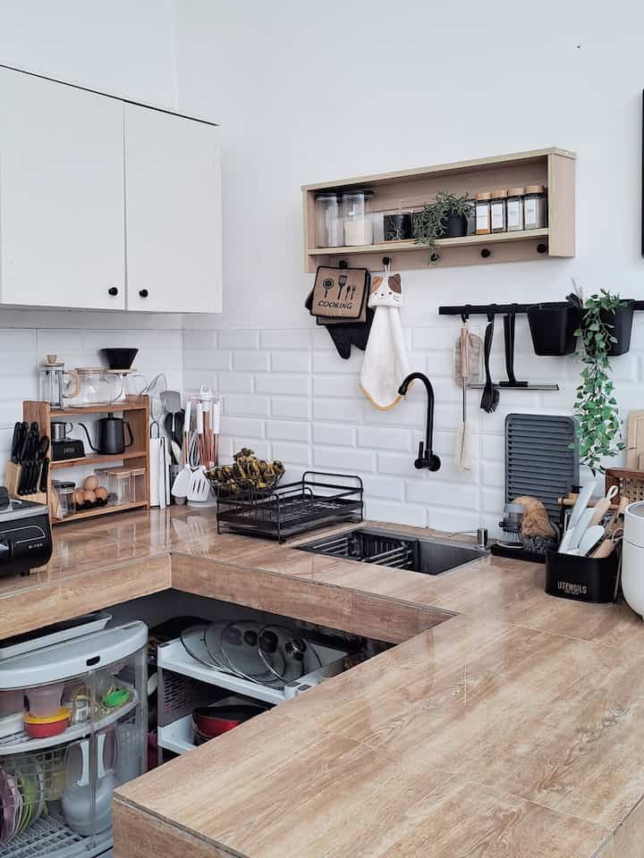 🖤 Black and Wood Kitchen Decor 🤎

Menurut kami, menambahkan elemen kayu di tengah2 dekorasi dapur yang serba hitam membuat dapur kami lebih hangat & tidak monoton. 

Untuk dekorasi, dibanding menambahkan pajangan yang tidak terlalu essential kami lebih memilih memilih perlengkapan dapur dengan warna dan model yang bisa sekalian menjadi aksen dekorasi di dapur kami. 
Misalnya teko kopi, kami sengaja memilih dengan model dan warna yang unik agar ketika tidak digunakan juga dapat menjadi pajangan yang cantik.

#KitchenRoomDecor #KitchenIdeas #KitchenInspiration #dapurganteng #blackandwoodkitchen #scandinavian #japandikitchen #industrialkitchen