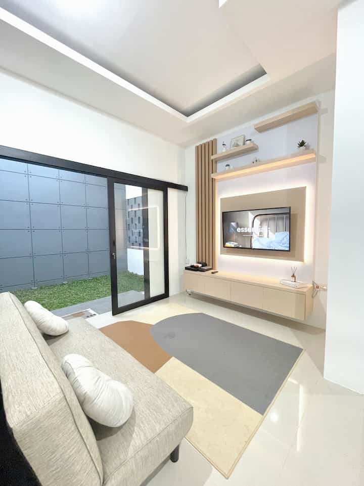 Hi, welcome to @rfr.house

Area living room ini kami buat untuk berkumpul bareng keluarga dan kami sengaja berikan sentuhan tone white and wood di ruangan ini agar suasana jadi terkesan hangat ✨🤍

#livingroom #livingroominspo #minimalistmodern #whiteandwood