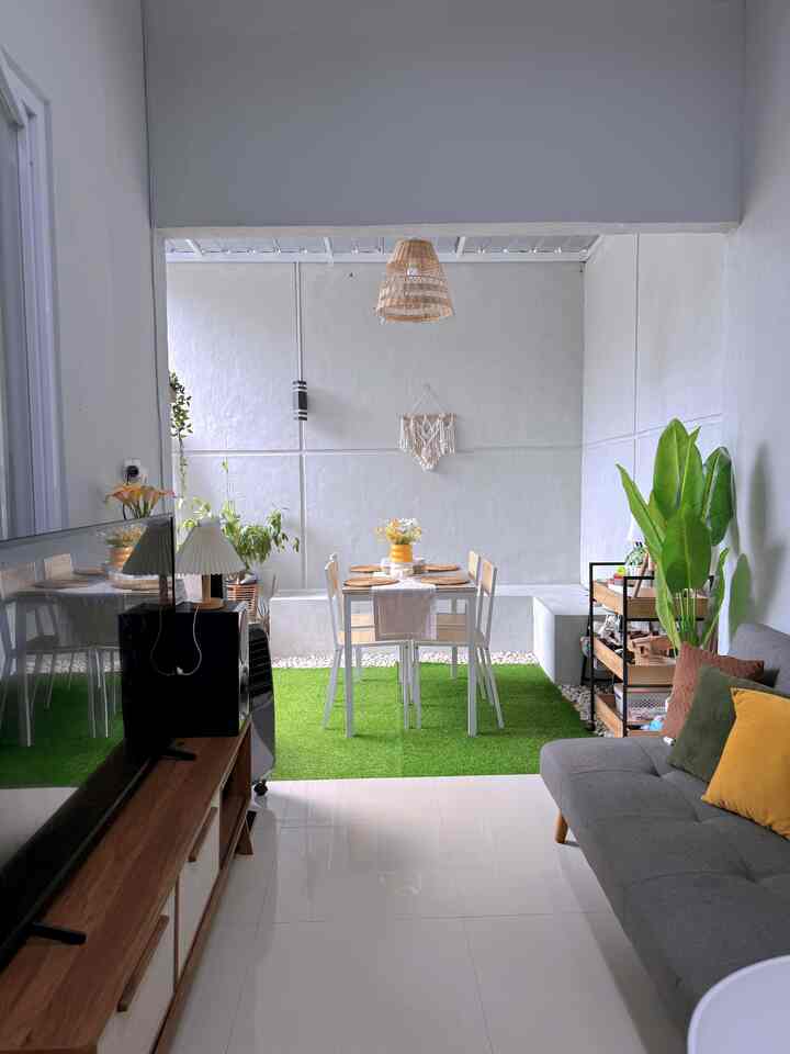 Ruang makan dirumah kami awal nya adalah taman kering karna penambahan beberapa perabot akhirnya kami pindahkan ke taman kering dan untuk menambahkan kesan hangat kami kami menambahkan lampu di atas meja makan yg berwarna warm.



#dinningroomdecor #dinningroomidea #dinningroominspiration #dekorasiruangan #dapuropenspace #dapursemioutdoor 