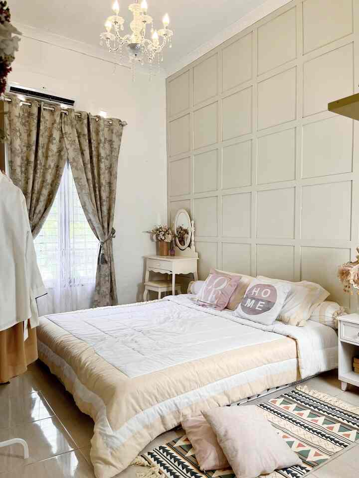 この寝室を暖かくロマンチックな雰囲気にしたい
クリームとヌードピンクのタッチが私の選択です。
お部屋にもお花を飾りました。
ドレッシングテーブルやナイトスタンドにはクラシックなスタイルの家具を使用しています。
温かみのある光を備えた吊り下げランプは睡眠をより快適にし、ボヘミアン柄のラグがベッドの横に置くとキュートになります。
クラシックミックスボホミアンはいかがですか😍

#寝室スタイリング
#寝室の装飾
#ベッドルームの変身 #americanclassic #farmhouse #rumahyasmine #inspirasikamar #kamarcantik #bedroom #boho #bohemian