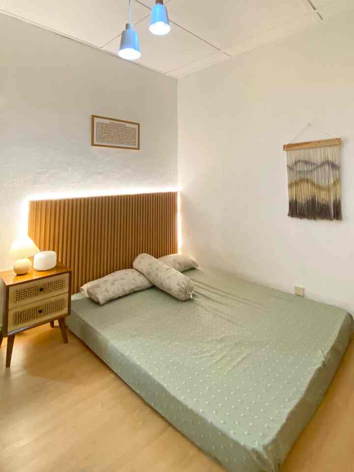 Ada yang berbeda dari kamar japandi ini, dengan tambahan lampu gantung nordic wooden, suasana kamar jadi tambah berbeda. Caraku untuk membuat bedroom semakin nyaman dengan mengganti bedsheet seminggu 2x, menyalakan lampu malam, dan menambahkan diffuser agar tidur lebih rilex. 
#BedroomStyling #BedroomDecor #BedroomMakeOver #bedroom #japandi #minimalis #nordic 