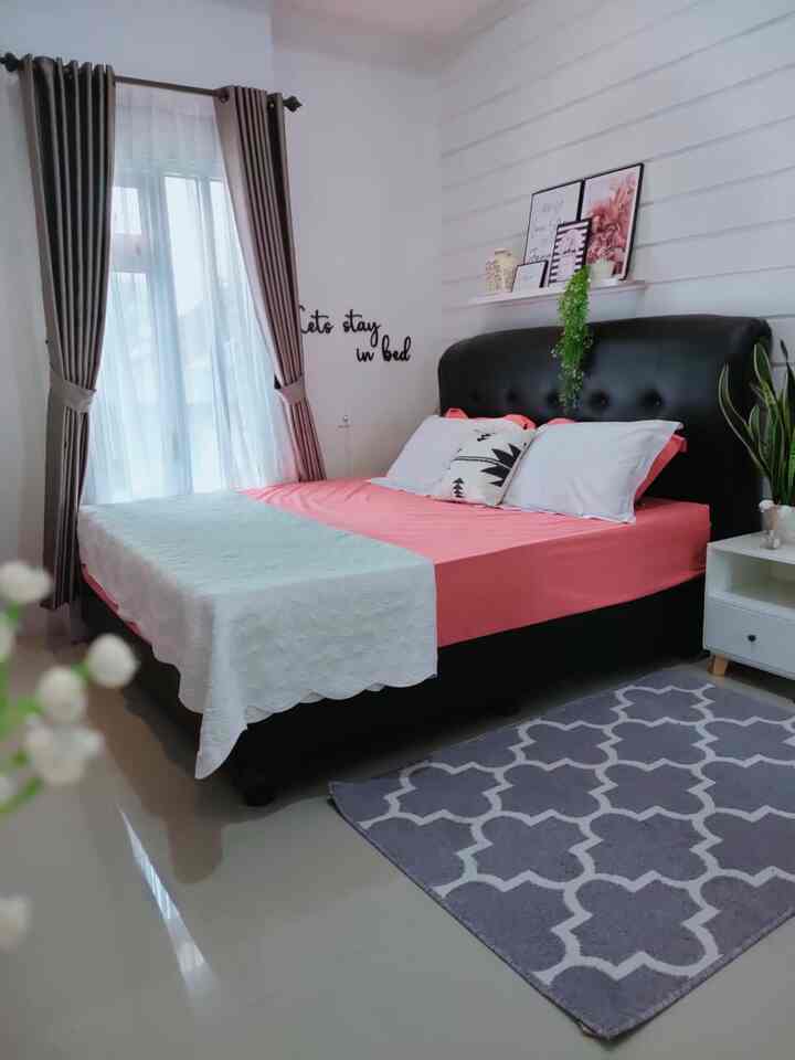 Kamar utama di rumah ke 1, dengan dekorasi yg sangat sederhana yang penting nyaman untuk kami.
Tak lupa kami beri karpet agar bisa untuk sholat jika mushola mini sedang dipakai. #BedroomStyling
#BedroomDecor
#BedroomMakeOver
#SmallBedroom
#Bedroomidea
#Kamarsederhana