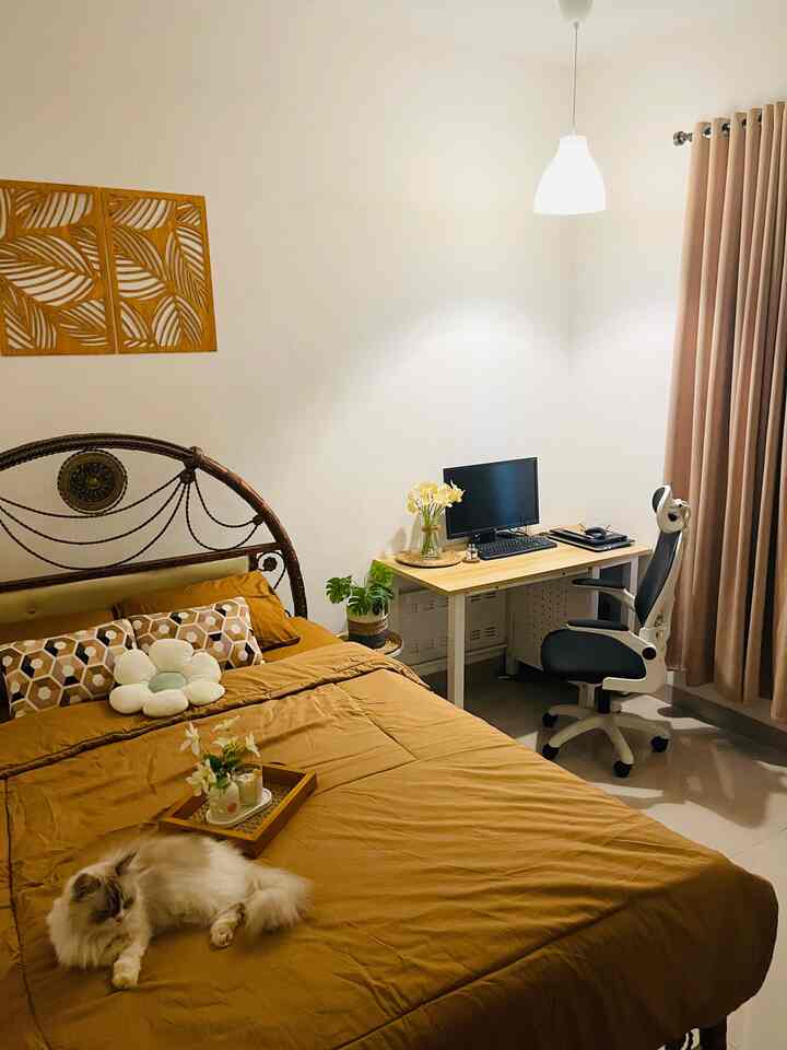 Ini adalah ruang tidur utama di rumah aku, sekaligus ruang kerja suami aku, disini aku lebih suka pakai lampu yang warm karena lebih suka suasana warm.
#BedroomStyling
#BedroomDecor
#BedroomMakeOver
#Ruangtidur
#Scandinavian