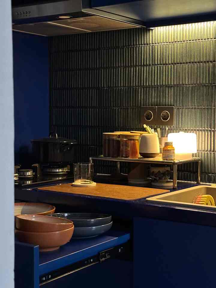 Ruang apartemen yang mungil bukan berarti ga punya tempat makan 🤫

Solusinya pake meja yang nyumput, selain bisa untuk makan, bisa juga jadi extension dari dapur untuk rapih-rapih. Kaya sekarang, awal tahun ini pas banget buat pilah pilih piring yang mau dipake beberapa waktu ke depan

Lampu temaram juga pas banget buat bikin mood makan lebih seru sambil nonton drakor favorit!

#DiningRoomDecor #DiningRoomIdeas #DiningRoomInspiration #studioapartment #lowbudgethomedecor