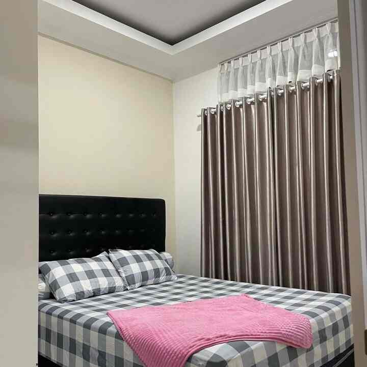 Area tempat tidur, dimana tempat istirahat setelah aktifitas sehari-hari. Kadang anak2 walaupun udh punya kamar disini  bareng-bareng 🥰

Dengan kasur ukuran 180 x 200, dengan sentuhan warna seprei abu dan blanket pink.

#BedroomStyling
#BedroomDecor
 #BedroomMakeOver
#tempattidur
#kamar