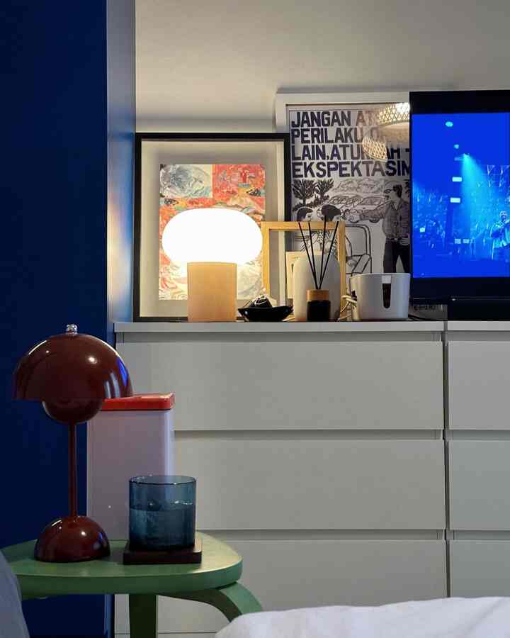 Kunci tidur nyenyak: bantal yang banyak & lampu yang menemani 😴🛌

Area tidur memang jadi area sederhana yang menemani aktivitas penting istirahat. Biarpun jadi area paling netral, tapi kombinasi sprei dan pelengkapnya bisa bikin tenang waktu tidur

#bedroomstyling #bedroomdecor #bedroommakeover #studioapartment #lowbudgethomedecor