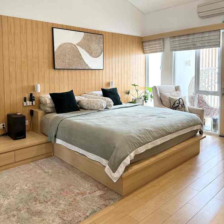 Kami berusaha menciptakan suasana yang hangat serta nyaman di kamar utama kami
master bedroom ini tidak memakai banyak dekorasi dikarenakan sebagian tembok sudah memakai wallpanel bernuansa kayu untuk menciptakan japandi vibes yang kami inginkan

bedside lamp dengan warna warm light juga kami gunakan untuk lebih menghangatkan suasana kamar 

#Bedroomstyling #Bedroomdecor #BedroomMakeover #Japandibedroom #masterbedroom #warmlight #Bedroomgoals