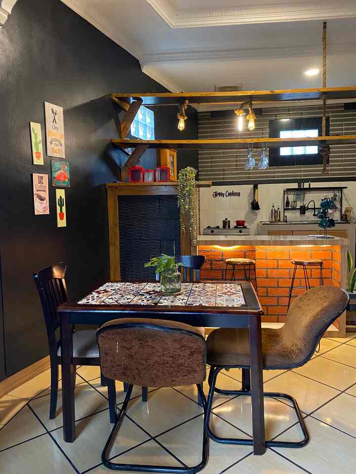 Aku dan suami suka banget ambience cafe
Setiap main ke cafe kita betah banget, Karna itu kita hadirkan suasana cafe dirumah.
Penempatan kursi cafe dan minibar menambah sentuhan khas cafe, selain itu Pemilihan lighting dengan warna warm dan dekorasi yang mendominasi warna hitam dan wood sepertinya menjadi tips membuat suasana cafe dirumah. 

Semoga menginspirasi 
#kitchenroomdecor #diningroomdecor #kitchenideas #diningroonideas #kitcheninspiration #diningroominspiration #dapuralacafe