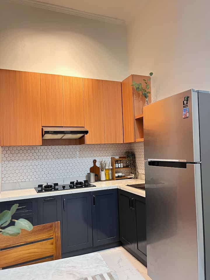 Kabinet di dapur kami ini menggunakan 2 material yaitu HPL dan cat duco. Kami menggambar HPL dengan warna kayu yang hangat dan cat duco dengan warna abu yang lebih industrial. 

Untuk Tob Table kami gunakan material quadra dan untuk backplash kami memilih motif hexagonal. 

Semoga menginspirasi yah 🥰

#KitchenRoomDecor 
#KitchenIdeas
#KitchenInspiration
#inspirasidapur
#designdapur
#japandikitchen
#dapurmungil