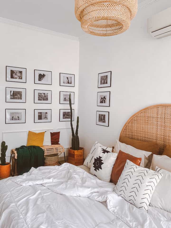 Kamar Nuansa Villa Boho
—
Karena kami menginginkan setiap kali beristirahat seperti sedang berlibur, maka kami memilih headboard rotan berbentuk arch yang membuat suasana kamar seperti villa, dipadukan dengan lampu gantung rotan, dan juga bench rotan yang kami manfaatkan selain untuk menyimpan throw blanket dan cushion, bagian bawahnya pun digunakan untuk menyimpan storage box dan keranjang sehingga penyimpanan di kamar terlihat rapi dan aesthetic. 
—
Kami pun menambahkan boho cushion di kasur dan juga memilih motif karpet yang membuat kamar semakin bernuansa villa boho.
—
Setiap hari istirahat di kamar seperti sedang berlibur di bali, semoga menginspirasi 🤎
—
#BedroomStyling
#BedroomDecor
#BedroomMakeOver
#bohohomedecor
#japandistyle
#neutralhomedecor
#homedecorbandung
#kamarvilla