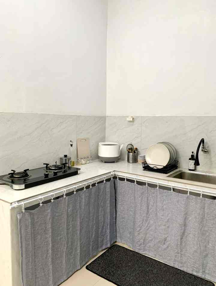 • Tips Dapur tanpa Kitchen Set •

Karena dapur #AThouse belum pakai kitchen set, agar tetap rapi kami mensiasati dengan memakai tirai.

Kami pilih warna kain sesuai tema dapur dan tidak terlalu banyak motif agar tidak terkesan ramai, lalu kami jahit kainnya sesuai dengan ukuran meja dapur.
Tiang dan penjepit kami beli di e-commerce. 
Semoga menginspirasi!🫶🏻


#KitchenRoomDecor #DiningRoomDecor #KitchenIdeas #DiningRoomIdeas #KitchenInspiration #DiningRoomInspiration #rumahmungil #decorlowbudget