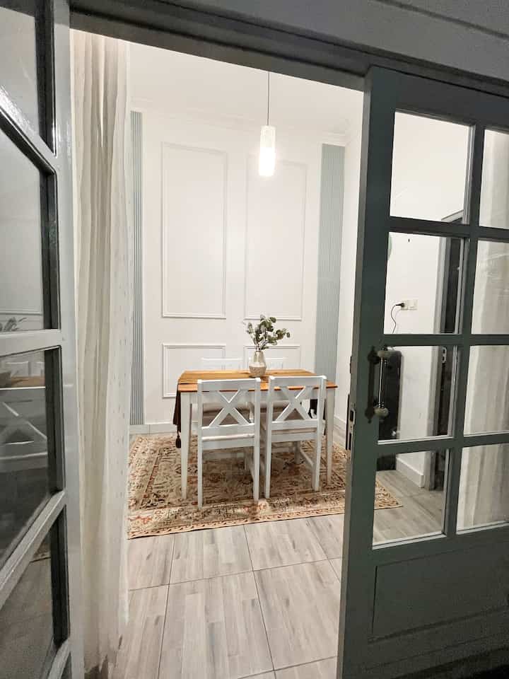 Ruang makan sederhana yang hangat dan nyaman adalah vibes yang aku inginkan di meja makan. Aku menggunakan furniture kayu solid dengan warna putih dan coklat natural, menambahkan vas dan daun hijau di atas meja , juga karpet bermotif ala turki. 
Warm n cozy 🥰 homey

#DiningRoomDecor
#KitchenIdeas #DiningRoomIdeas
#KitchenInspiration 
#DiningRoomInspiration #americanclassic #farmhouse #midcenturymodern #modernclassic #rumahyasmine #ruangmakan #inspirasiruangmakan 