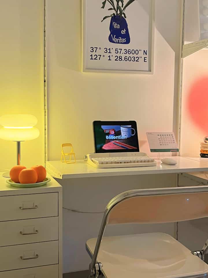 new appearance of the work desk~
#tablelamp #lampumeja #lampuhias #nightvibes #nightlamp #lightinginspiration #mejakerja #mejabelajar #ikea #hazealnut