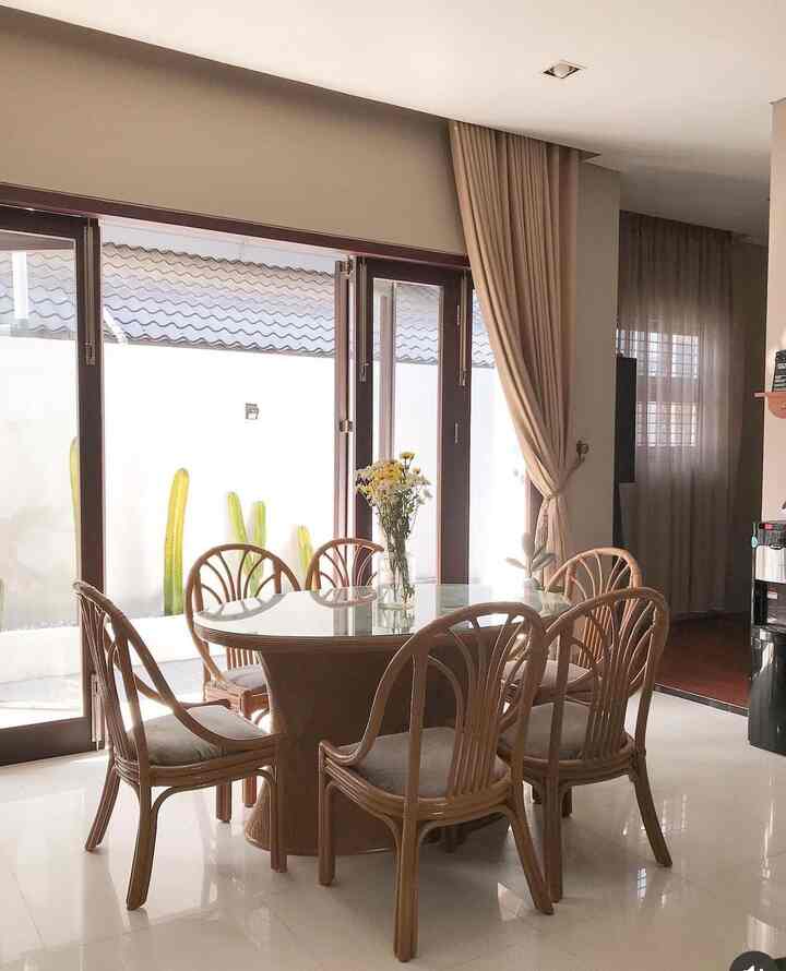 Dining room, letak dining room ini memang berdekatan dengan living room dan terlihat langsung dari ruang tamu, karena konsep open space, untuk meja makan dining roomg kami ini adalah furniture lama yang terbuat dari rotan asli , meja makan ini masih kami pertahankan karena nilai history dan model nya yang sekarang kembali viral, meja makan ini ukurannya cukup besar untuk anggota keluarga kami yang berlima 

#diningroomdecor #diningroomideas #diningroominspiration #mejamakanrotan #mejamakannatural