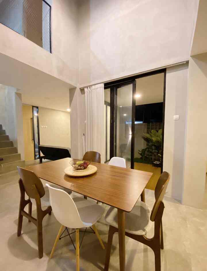 Ruang Makan saat malam

Tempat kami berkumpul diujung aktivitas setiap harinya, pada ruangan ini konsep interiormya tetap sama dengan tema industrial menggunakan material kayu dengan gabungan warna coklat, hitam, dan juga putih.


#DiningRoomIdeas #DiningRoomDecor #DiningRoomInspiration #DiningRoomIndustrial