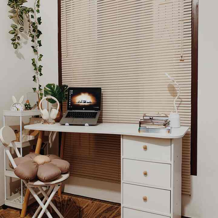 Awal tahun baru, posisi meja ngonten baru juga hehe.
Suka banget sama penghuni baru itu 'Fejka Artificial dari Ikea', ruang minimalis ditengah tengah lingkungan yang berpolusi, tetep sempilin hijau hijau utk dekorasi dalam rumah supaya keliatan fresh aja gitu 🤭🌿

#DeskRoomDecor #DeskRoomIdeas #DeskInspiration #DeskIdeas #DeskRoomInspiration #DeskSetup #DecorLowBudget #minimalist 