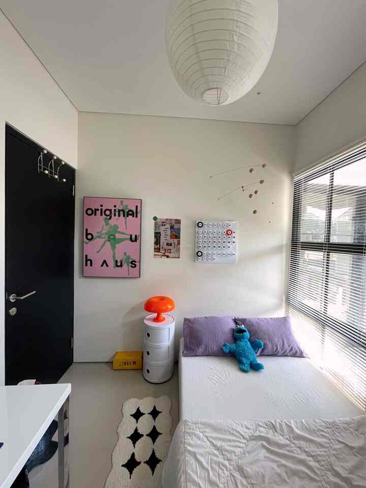 Ukuran bedroom yang tidak terlalu luas menjadi salah satu challenge tersendiri dalam menata ruangan.

Salah satu tips yang diterapkan pada bedroom saya adalah dengan meletakkan kasur dan lemari ke sudut ruangan. Hal ini dapat membuat ruangan terasa lebih luas.

Sama seperti ruangan lainnya, peletakkan item item dekoratif pada ruangan ditujukan untuk membuat ruangan menjadi lebih estetik. Pemilihan item ini mengikuti tema ruangan yaitu mid century modern. Perpaduan banyak warna pada item2 ini ditujukan untuk memberikan kesan ceria pada ruangan sehingga seharian di kamar jauh lebih menyenangkan! ✨

#BedroomStyling
#BedroomDecor
#BedroomMakeOver
#midcenturymodern
#bedroom