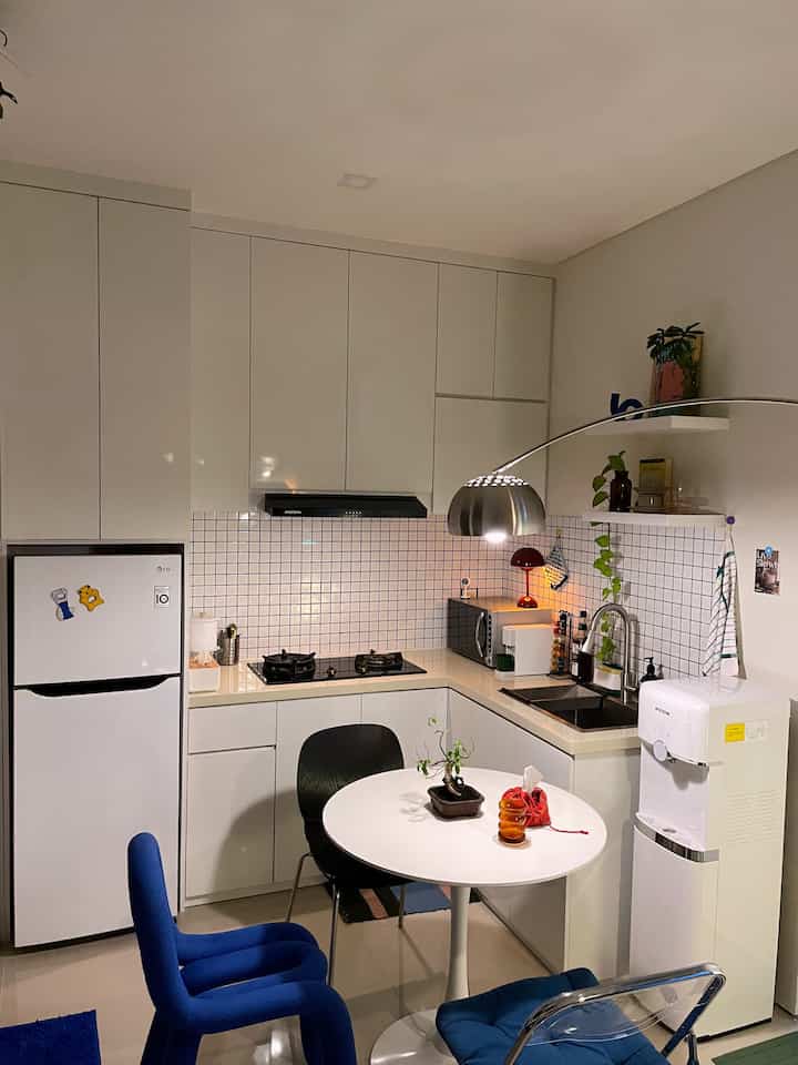 Kondisi dapur dan dining area saat malam 🌃

Rumah yang mungil membuat dapur dan dining area menjadi satu. Untuk menciptakan suasana hangat pada ruangan, penggunaan beberapa mood lamp dari table lamp hingga floor lamp diimplementasikan pada ruangan 🛋️

Selain itu beberapa item dekoratif juga diletakkan dengan memanfaatkan ambalan untuk membuat ruangan menjadi lebih menarik. Item2 ini didapatkan melalui e-commerce baik lokal maupun luar negeri. 
#KitchenRoomDecor
#KitchenIdeas
#KitchenInspiration
#DiningRoomDecor
#DiningRoomIdeas
#DiningInspiration
#midcenturymodern
