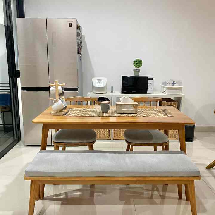 Suasana dining room di homeatforty di malam hari. Dining room menyatu dengan living room sehingga sembari makan dapat juga sambil menonton tv atau ngobrol dengan anggota keluarga.

Dining room dilengkapi dengan rak dan basket yang dapat menyimpan barang-barang agar tidak terlihat berantakan dan sekaligus memiliki tema kayu yang menciptakan keharmonisan di ruangan dining dan living.

#diningroomdecor
#diningroomideas
#diningroominspiration
#minimalistdiningroom