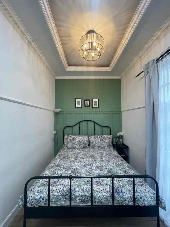 Hi Classy Neighbors, ini adalah kamar tidur anak perempuan ke dua kami. Ia memilih sendiri unsur-unsur warna di kamarnya. Sesuai dengan karakternya yang tegas dan kuat, warna hijau sage dan sentuhan warna hitam menjadi pilihannya. 

Berbeda dengan saudara kembarnya yang lebih girly, pemilik kamar ini memilih dekorasi ruang yang lebih modern dan cenderung industrial. Seperti pemilihan standing Lamp dan nakas.

#BedroomStyling
#BedroomDecor
#BedroomMakeOver
#girlbedroom
#homedecor
#homestyling