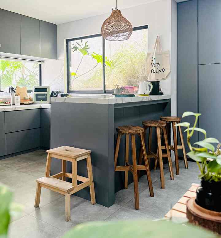 • KITCHEN •
Konsep area kitchen RFL House adalah scandinavian kitchen dengan kesan hangat & modern. Seperti konsep scandinavian kitchen pada umumnya, area kitchen island merupakan salah satu ciri khas utama dari scandinavian. Untuk memberikan kesan hangat, aku juga sengaja memberikan beberapa sentuhan furniture dengan material kayu. Disini aku akan spill beberapa furniture / dekorasi yang aku gunakan untuk menata area kitchen di rumahku. Semoga menginspirasi 😁

#kitchenroomdecor #kitchenideas #kitcheninspiration #scandinaviankitchen #kitchen #kitchendesign #kitchenstyling #modernkitchen