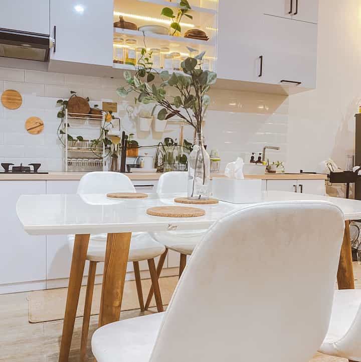 Kitchen Dining
—
Disinilah tempat dimana kami berbagi cerita setelah seharian sibuk dengan kegiatan masing-masing. Area kitchen dining ini memiliki panjang 6 m dan lebar 3 m. Kitchen set sendiri memiliki panjang 3,3 m.
—
Sambil memasak menyiapkan makan malam, anggota keluarga yang lain bisa sambil menemani di meja makan yang cukup besar ini dengan ukuran lebar 80cm dan panjang 140cm. Tak jarang anak-anak pun menemani sambil mengerjakan tugas. Selain ada meja makan, di area ini pun terdapat semacam meja mini bar yang menghadap ke bagian taman kering dalam rumah.
—
Nuansanya didominasi white and wood, di bagian kitchen set terdapat open shelves kitchen agar tidak monoton, dan terdapat rak terpisah untuk kitchen appliances.
—
#KitchenRoomDecor
#KitchenInspiration
#DiningRoomDecor
#DiningRoomInspiration
#KitchenIdeas
#DiningRoomIdeas
#japandistyle
#homedecorbandung
#kitcheninspo

