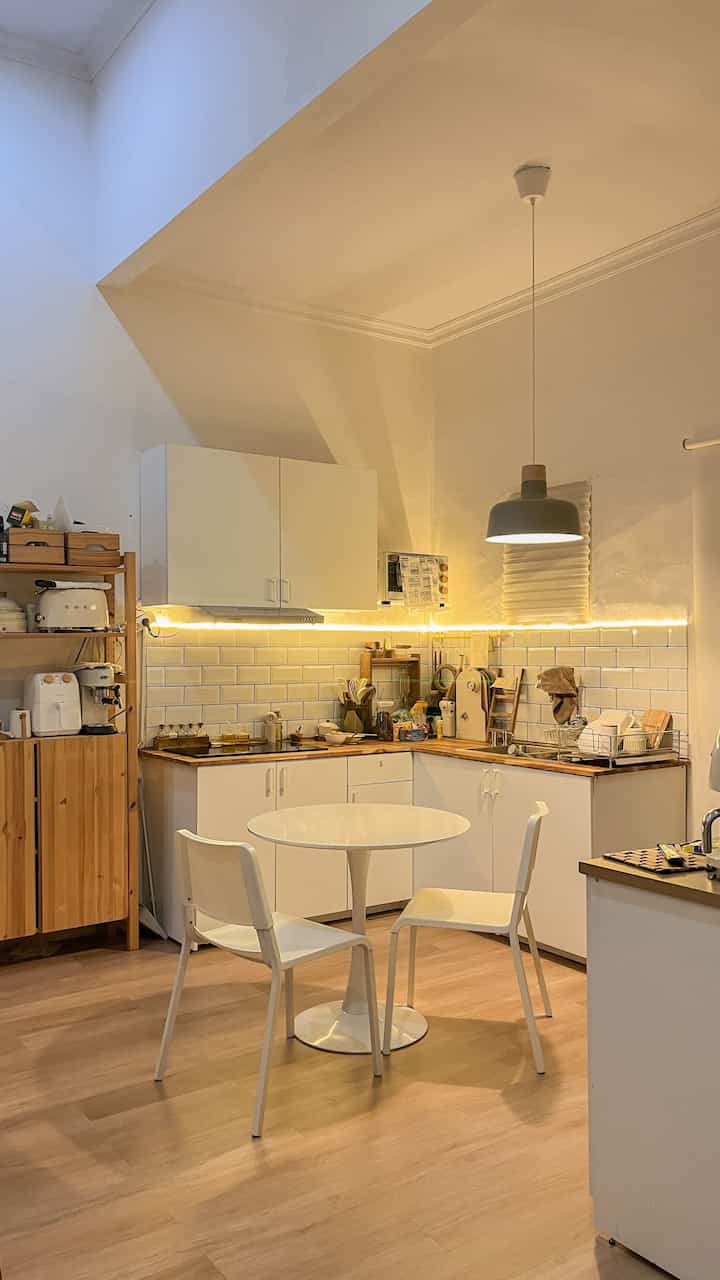L shape kitchen yang jadi ruangan favorit di rumah. Sesuai dg kebutuhan kami. I put LED strip lamp to enhance the ambience. Btw kursi makan yg kupake ini teodores by IKEA, suka banget karena super nyaman! #ikea #kitchenroomdecor #kitchenideas #kitcheninspiration #simple #japandi 