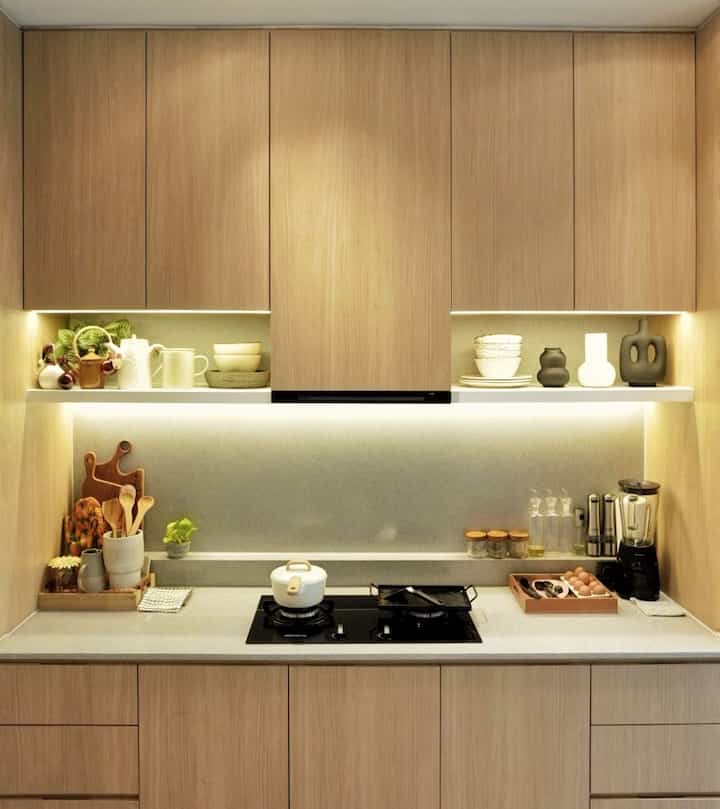 Ruang favorit di rumah pojok karena dapur adalah jantung utama di rumah ini. Apalagi konsep rumah ini adalah open plan, jadi pasti hampir seluruh waktu saat di rumah dihabiskan di ruangan ini. 
_
#kitchenRoomDecor
#KitchenIdeas
#KitchenInspiration
#dapurdirumahpojok
#japandikitchen
#minimalistkitchen
#dapursatugaris