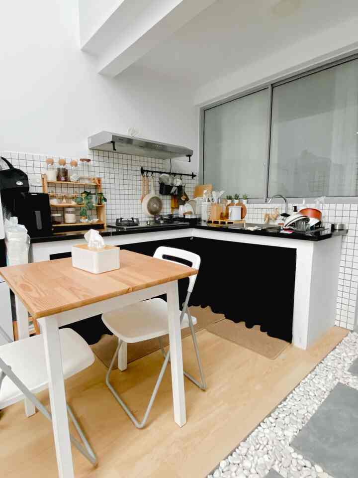Kitchen & dinning room awhouse.

kitchen dan dinning room ini kita buat menyatu ya, tapi untuk meja dan kursinya bisa kita pindah2in juga sesuai yang kita mau.

kita pakai top table marmer dan backsplash mosaic untuk dekorasi dapur, dan menambahkan beberapa peralatan masak berwarna netral.

untuk dinning room nya, kita pakai meja dan kursi mini. untuk kursinya bisa di lipat juga. untuk meja nya kita sengaja pasang yang kecil karna kita masih tinggal berdua saat ini hehe

semoga bisa menginspirasi✨

#kitchenroomdecor #dinningroomdecor #kitchenideas #dinningroomideas #kitcheninspiration #dinningeoominspiration #home #tinyhome #kitcheninspo #dinningroominspo