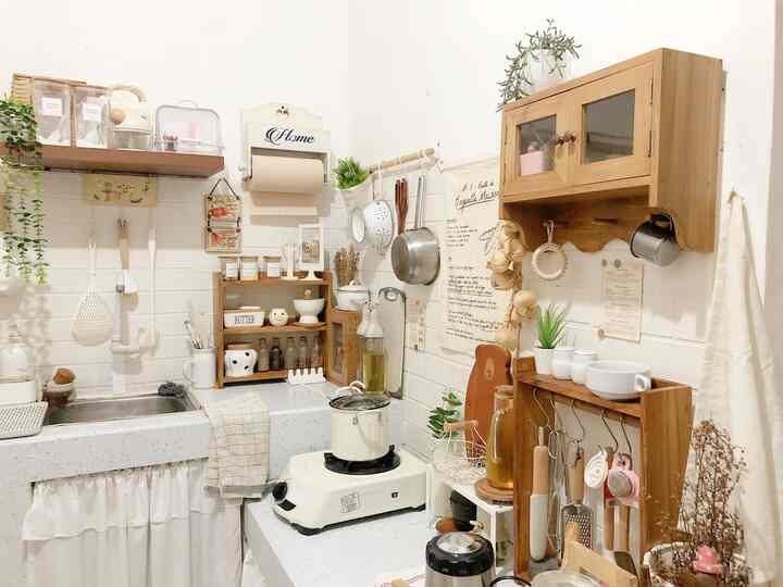Salah satu sudut ruangan yang selalu ada aktivitas kami dipagi hari dengan membuat sarapan dapur kecil dengan perpaduan warna putih dan perabotan kayu yang lebih natural sehingga dapur kecil kami terlihat lebih luas dan tidak sempit 🤍


#kitchenroomdecor #kitchenideas #kitcheninspirations
