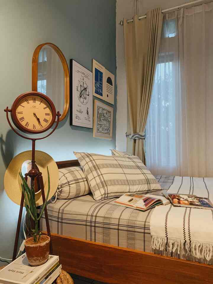 The main furniture in this bedroom is used furniture. To be precise, before occupying this room, the cot & wardrobe were already in this room.

Previously the condition was quite bad, finally I cleaned it & re-polished it. Finally, this cot can be beautiful with its wooden material which can be styled with fun themes.

To make this bedroom comfortable, I took advantage of the large window and let in lots of sunlight, by giving it a paint color according to my favorite color (so that my mood in this room is more personal.

Install lights with light intensity levels, colors that can be adjusted from the application. Makes it really comfortable. Finally, I emphasize the touch of items that match the theme of the bedroom. Eclectic … holiday style 👋🏼 fun.

#bedroomstyling #bedroomdecor #bedroommakeover #jakarta #surabaya #kamartidur #kamarminimalis #kamarminimalis #eclecticdecor #vintagedecor #interiorkamar #kamartidur