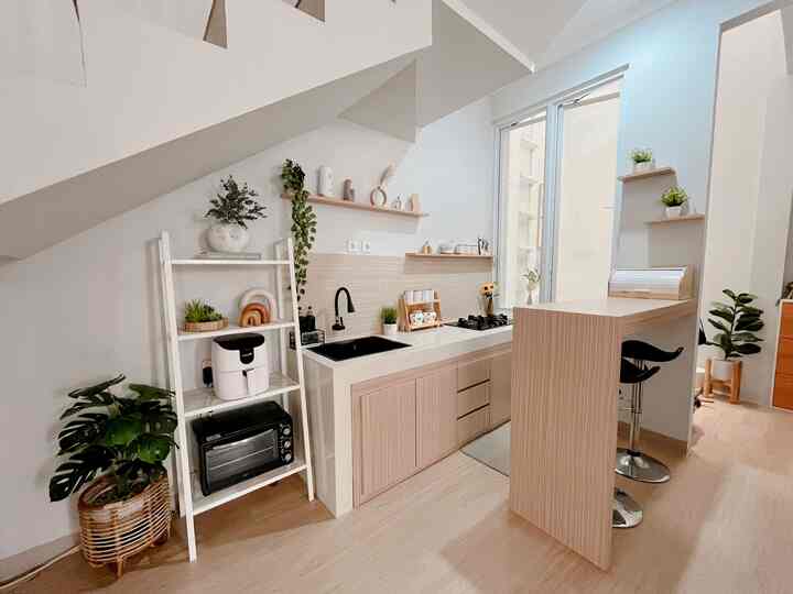 Simple Dining Room dirumah.shacca

Sebenernya ini bukan ruangan khusus makan, tapi meja bar yg disulap menjadi meja makan😁
Lumayan untuk makan ber 2 sama paksu, tapi kalo bocilnya ikut makan kembali lesehan kita😁
Nuansa japandi kekayuan agar lebih hangat🤎

#DiningRoomDecor
#DiningRoomIdeas
#DiningRoomInspiration
#SimpleDiningRoom