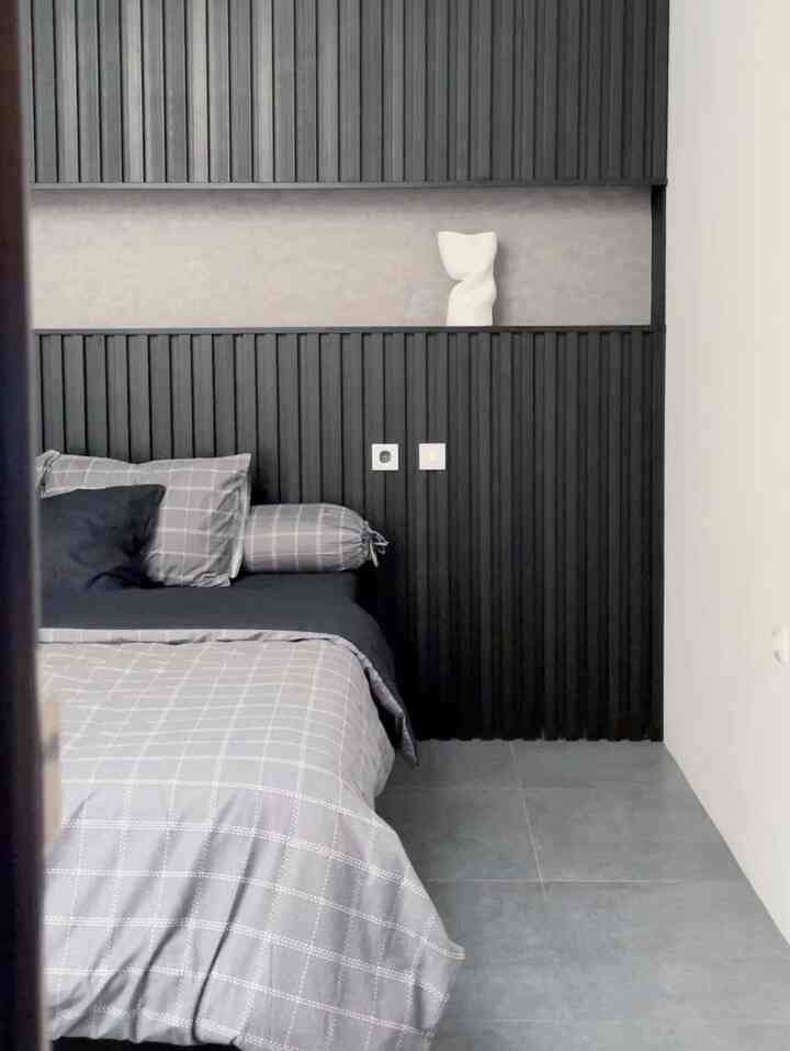 Compact&multifunction dua hal ini yang kita terapkan untuk master bedroom. Karena luasan ruang tidak terlalu besar, jadi memilih furniture yang menyesuaikan ruang tapi juga bisa jadi beberapa fungsi, seperti divan yang multifungsi sebagai storage dan backdrop bedroom yang berfungsi sebagai ambalan untuk meletakkan barang-barang✨✨✨


#BedroomStyling
#BedroomDecor
#BedroomMakeOver
#BedroomMonochrome
#CompactBedroom
#MasterBedroom 
#BedroomInspiration