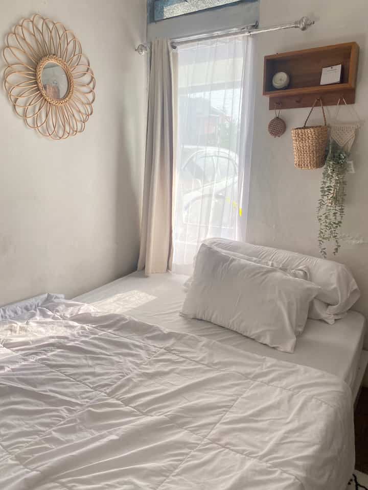 Kamar tidur minimalis ukuran mungil 2,5 m x 2,7 m dengan konsep warna putih ala koreyaa 😍😍 tapi udah bkin nyamaann bgd melepas penatsetelah seharian beraktifitas
Gimana sih caranya bkin nyaman?
Aku pake sprei warna putih yg memberikan kesan luas dan bersih. Tak lupa di tambah meja kerja dari ikea yg warna putih juga yg bisa di pake tempat berhias diri 🤭🤭
Ditambah dengan dipan warna putih yg biar senada dengan tema kamar aku, aku beli dari brand kirana furniture 😍😍
#bedroomstyling #bedroomdecor #bedroommakeover #kamarmungil #inspirasikamarmungil #dekorasikamarmungil #kamarminimalist #kamarkorea