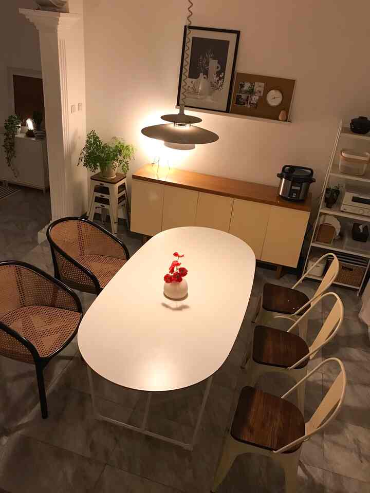 Akhirnya ruang makan bisa rapi lagi setelah acara keluarga yang ga habis-habis dari akhir taun kemarin. Rasanya pengen banget ganti kursi makan tapi yang sekarang masih bagus banget.
#KitchenRoomDecor #DiningRoomDecor #Kitchenldeas #DiningRoomIdeas #KitchenInspiration #DiningRoomInspiration #midcenturymodern #dekorasiruangmakan #nightvibe #indoorplants