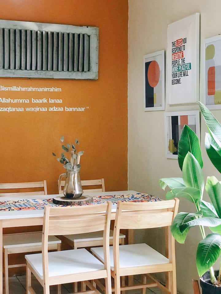Hai selamat datang diruang makanku. Ruang ini menyatu dengan dapur. Eclectic style aq untuj ruang makanku ini. Karna spacenya yg terbatas aq memilih meja makan yg ukurannya agak slim. Kaki pd kursi makanpun aq pilih yg ramping dengan warna wood yg cenderung terang. Agar tetap terkesan luas.

Jendela sisir yang aq pasang terbalik menjadi point utama di ruang makanku. Permainan warna diruangan ini cukup kuat namun tetap dengan warna2 warm. Gimana tertarik gak nih mengaplikasi warna ini pada hunian kalian juga ?

#kitchenroomdecor #kitchenidea #diningroomideas #diningroomdecor #diningroominspiration #eclectic #eclecticdecor #vintagedecor #eclecticstyle #ruangnakanminimalis