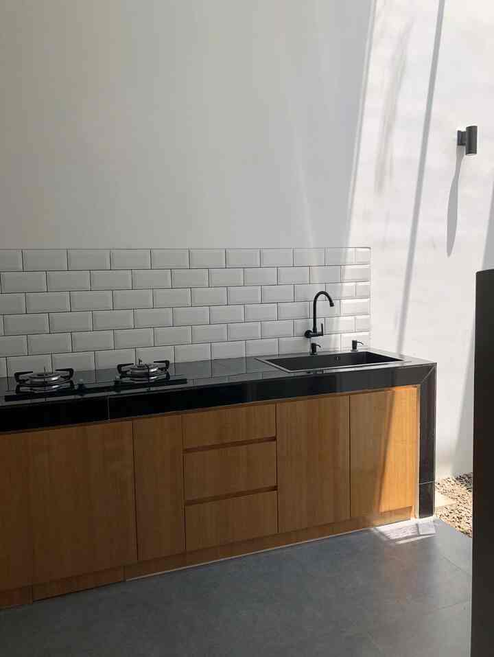 Layout dapur L menjadikan multifungsi dapur sekaligus ruang makan. Lebih terkesan luas karena berada disamping taman terbuka, walaupun tidak terlalu luas, tapi tidak terkesan sempit sama sekali.

#KitchenRoomDecor #DiningRoomDecor #KitchenIdeas #DiningRoomIdeas #KitchenRoomInspiration #DiningRoomInspiration #SemiOutdoorKitchen #KitchenStyling