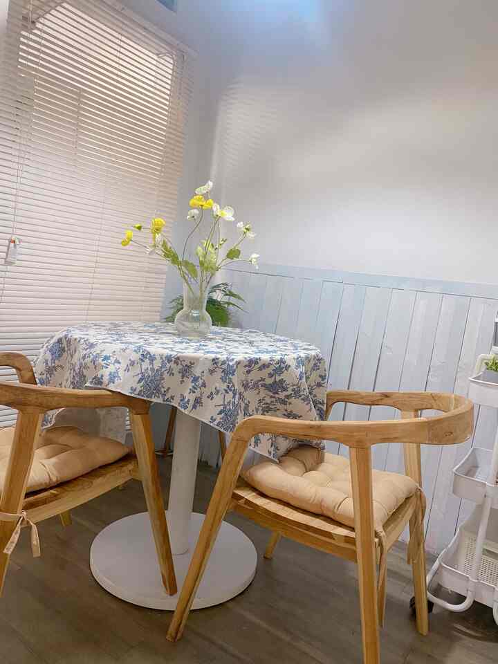 Awalnya bingung bgd mau di konsep kek gmna ruang makan mungil sepetak ukuran 2x2 ini 🤭🤭
Karna rata rata di rumah ini konsepnya ala koreyaa akhirnya terpilihlah dining set ini dengan belinya nyicil satu satu 🤭🤭
Karna ruangan sempit kita cuman pake dua kursi makan aja udah ckup lah buat kita keluarga kecil

Biar makin aesthetic aku tambah taplak meja vintage floral blue langsung kelihatan bedanya ya sbelum di pake taplak meja dan sesudahnya (lihat slide 2)

Tak lupa ditambah pojokan coffee corner biar bisa bkin kopi ala cafe di rumah 😍😍🤭🤭
#diningroomdecor #diningroomideas #diningroominspiration #minimalist #koreanstyle #dapurkorea #diningroomkorea #mejamakanminimalis #dekorasimejamakan #mejamakanmungil