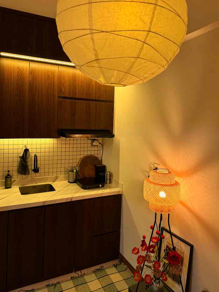 Agar dapur selalu rapih, tidak banyak perintilan diatas top table, hanya ada kompor induksi dan beberapa perlalatan pendukungnya, selebihnya masuk kedalam kabinet diatas dan dibawah.

 #KitchenRoomDecor
#KitchenIdeas 
#KitchenInspiration
#selasarapt
#nightvibes
#dapurapartemen
