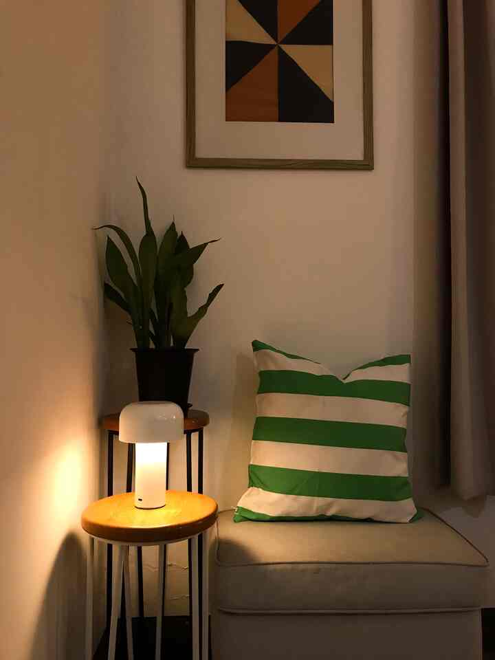 Guest bedroom. Kamar tamu sekaligus tempat nyimpen selimut, sprei, handuk, cushion cover, outerwear tebal dan lain-lain. Beberapa barang di kamar ini ada hasil diy sederhana seperti lampu dan cermin.

#BedroomStyling #BedroomDecor #BedroomMakeOver #guestbedroom #dekorasiruangtamu #indoorplants #nightvibe #ikea