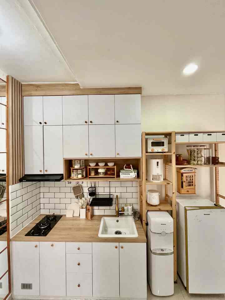 Caraku Menata Dapur

Ini adalah dapur segaris yang super mungil di rumah kami, tidak ada area dining khusus, area kitchen hanya cukup untuk penempatan kabinet saja, oleh karena itu kami bertekad area kitchen yang mungil ini sebisa mungkin harus eye catching agar tidak terasa sumpek dan membosankan. 

Selain digunakan untuk menyimpan peralatan memasak, kabinet dapur / kitchenset ini juga digunakan untuk menyimpan beberapa item dekorasi agar dapur tetap terlihat hidup. 

#KitchenRoomDecor
#KitchenIdeas
#KitchenInspiration
#RumahCluster
#RumahDeveloper
#Bekasi