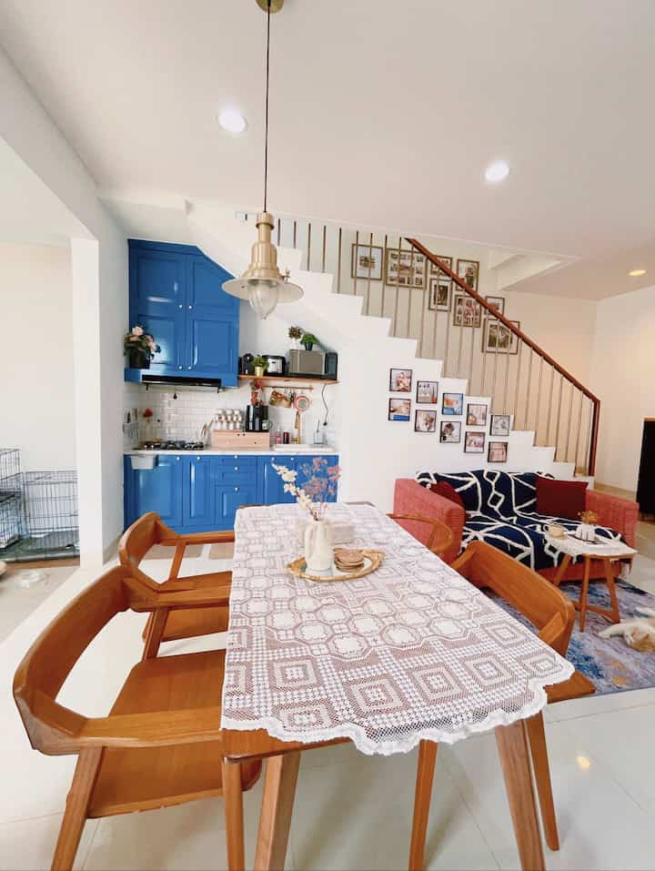 Dalam membuat dapur Selain desain yang cantik kita pun harus memikirkan fungsi dan penataannya. Berikut beberapa elektronik di omahrani yang sudah dipikirkan manfaat dan penataannya sebelum dibeli
#kitchenroomDecor #Diningroomdecor #kitchenideas #diningroomideas #kitcheninspiration #diningroominspiration #elektronikdapur #homeappliances #dapurbiru #openspace #openspaceroom #bluekitchen