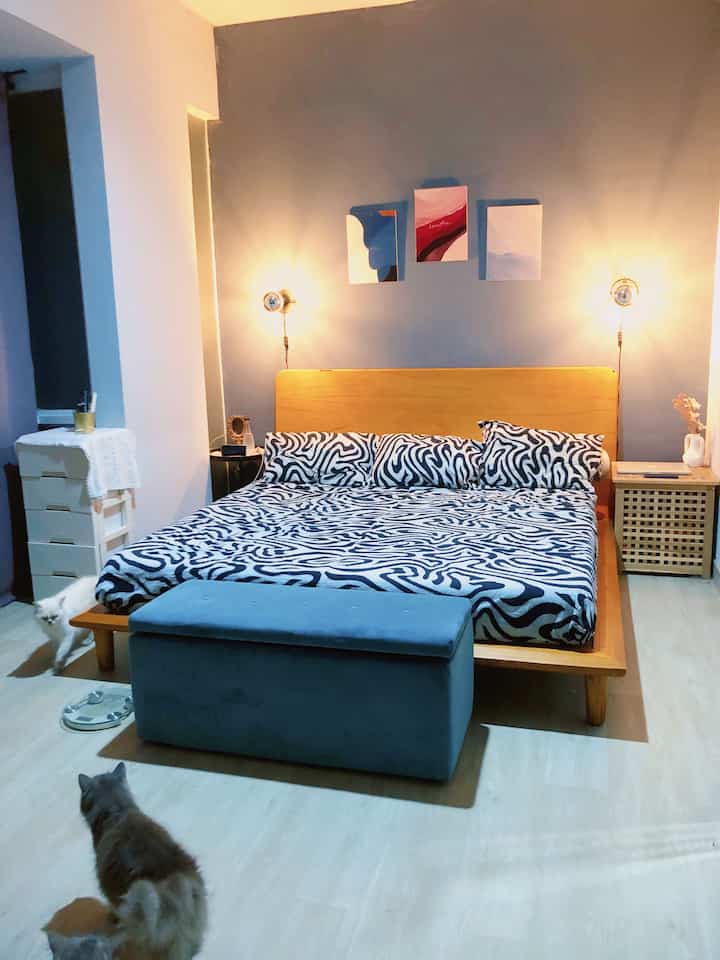 The rooms at Omaha don't have many knick-knacks to keep dust to a minimum.

#bedroomstyling #bedroomdecor #bedroommakeover #warmlight #scandinavian #boldroom #eclecticroom