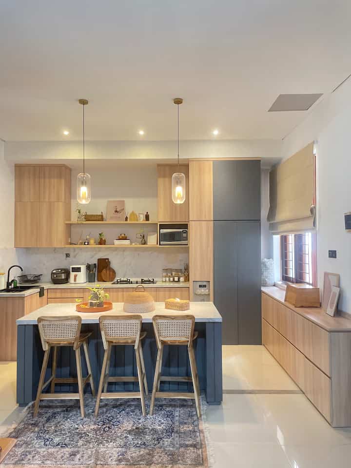 Sunday AM Kitchen Styling ✨🍃
-
Biasanya setelah anak2 dan suami sarapan, aku lgsg deep clean kitchen mulai dari area kompor sampai dengan area island table. Tanaman hias dan dekorasi yang ada di rak juga biasanya aku rotasi penempatannya supaya ngga bosan dilihat ♥️
#KNSLiving
#KitchenRoomDecor 
#DiningRoomDecor
#KitchenIdeas 
#DiningRoomIdeas
#KitchenInspiration 
#DiningRoomInspiration