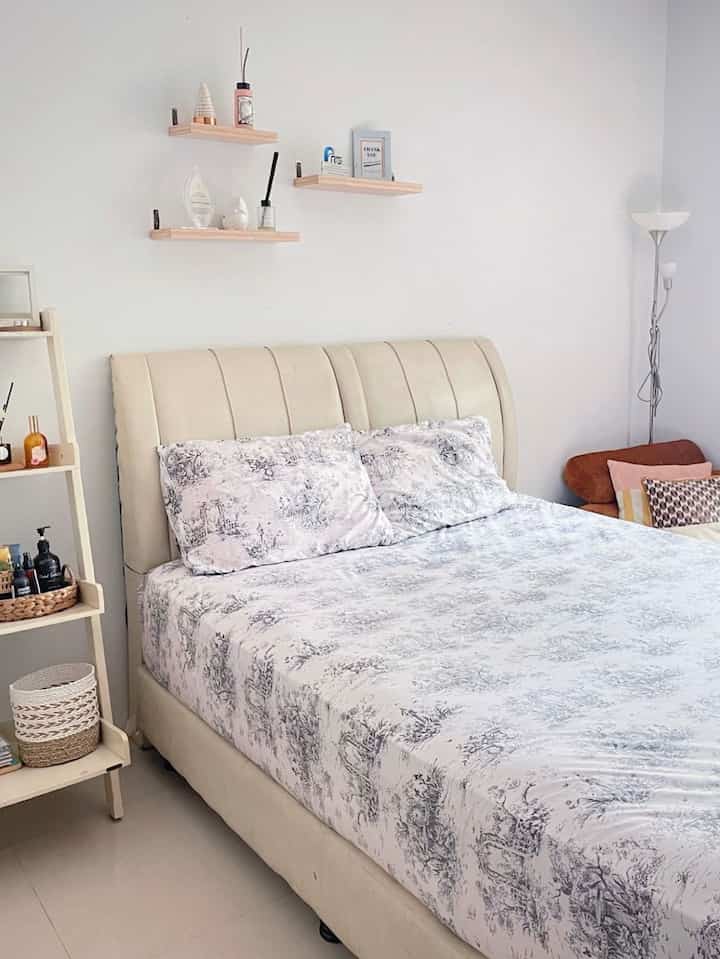 Custom wardrobe pada main Bedroom rumah @kns.living ✨
-
Kami memustuskan untuk custom furniture dibantu oleh jasa design interior. Saat itu aku meminta team dari @kns.archipelago karena sebelumnya pernah membuat wall panel dan hasilnya sesuai dengan keinginanku. Dengan memberikan inspirasi melalui beberapa photo yang aku dapat dari pinterest, akhirnya custom wardrobe ini sesuai dengan keinginan dan kebutuhan yang kami punya. Wardrobe juga di buat up-to-ceiling untuk memaksimalkan ruang penyimpanan barang2. 😊
-
#KNSLiving
#Mainbedroom
#BedroomInspiration
#BedroomStyling
#BedroomDecor
#BedroomMakeover
#CustomWardrobe
#WardrobeDesign
