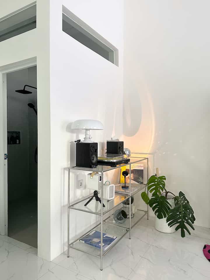 Benda Favorit yang ada di sudut 
-
Rak Stainless Steel yang bisa dibongkar pasang dan bahannya kokoh banget , kita rakit sendiri produk dari Modulock dan kita beri alas untuk meja dari kaca
-
Disco Ball aksesosries ini sangat menjadikan suasana rumah menjadi lebih unik
- 
Holder iPad bisa difungsikan sebagai tempat koleksi piringan hitam 
-
Puffy Mirror sangat matching disini karena berwaran metalic silver 

#BendaFavorit #RecomendedFurniture #RecomendedDecorItems #homedecor #stylinh #storages #storageaesthetic #angkahouse #aesthetic