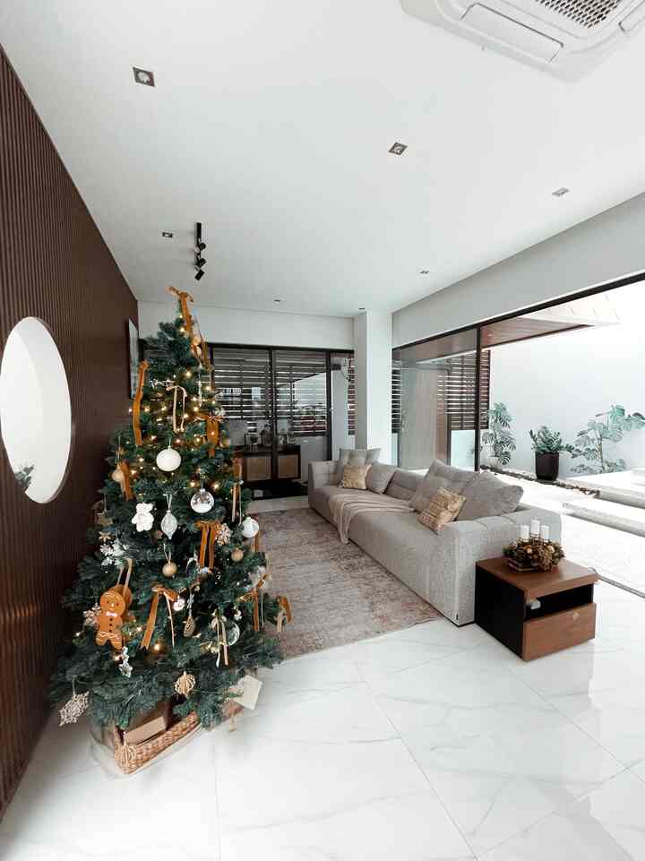 ✨3 most favorite products✨

Jujur susah! Karena setiap area aku pasti punya favorite produk! 😚 

1. Sofa Vinoti 
Suka banget pas ketemu sofa ini. Modelnya modern minimalis tapi tetap nyaman. Terus yang bikin aku paling suka adalah lebarnya 3M. Aku ga buat L shape, tapi melebar kesamping. Jadi buat ruangan luas luas dan mewah. 

2. Top Table Quadra
Worth it! Looks cantik , ketahanan juga ok menurut ku. Ini dapur aku literally pake setiap hari. Mudah di bersihkan nya ga gampang stain.

3. Insulated mug Tupperware
Suka banget pol! Aku setiap hari tu pasti ngopi anaknya. Apalagi pas kerja d rumah yang habisin wkt 1-3 jam nahh.. Kalau aku taro kopi di disini tu bener awet hangat nya. Kalau pergi tinggi cus aja krn ada cover nya. 

#bendafavorit
#recommendedFurniture
#recommendeddecoritems 
#moderntropical #japandi #rumahdibekasi #tropical #livingroom #coffee