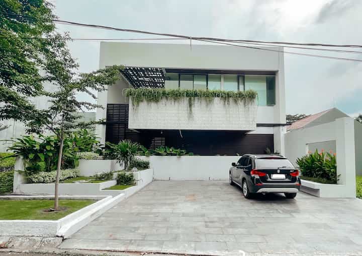 ✨The Facade✨

Semua tanamanyanya masih berumur 6 bulan disini. Jadi masih pendek2. 😁 
Lebar facade ini 12M , aku happy banget designnya nya yg membuat rumah nya keliatan lebar. Tapi sayang si harusnya wkt pas bikin ada basement atau mezzanin jadi keliatan lebih tinggi. 

Kalau menurut kamu gmn? Apa ni yang bisa membuat rumah ini keliatan bagus? 

#tropicalmodern #tropical #rumahtropis #facade #tropicalhousefacade #rumahdibekasi