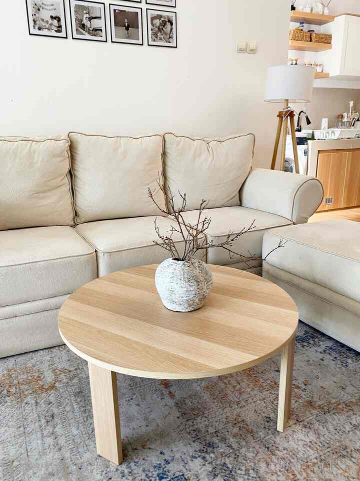 Tempat favorite houze.of.fr adalah ruang keluarga atau ruang tv ini. Ruangan dengan nuansa japan dan scandinavian ini di dukung sekali dengan model sofa, coffee table kayu dan nordic vase, juga kami tempelkan foto2 monochrome dan juga standing lamp agar terkesan lebih hangat
#BendaFavorit
#RecommendedFurniture
#RecommendedDecorItems
#japandistyle
#japandihome
#scandinavian
